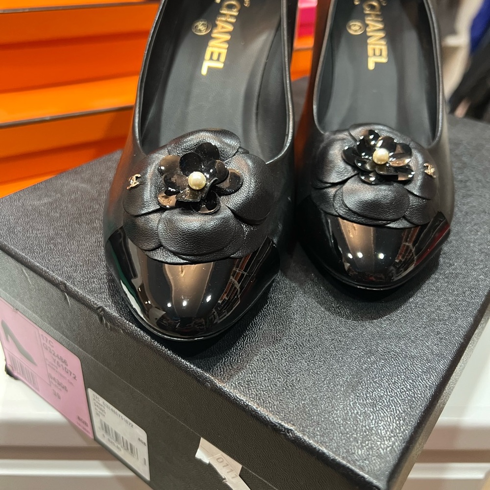NWT Chanel black size 39 pumps with Camellia and pearl